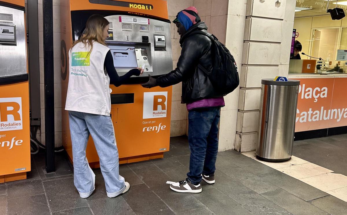 Una informadora de la T-Mobilitat, en la parada de Rodalies de Plaça de Catalunya, este martes