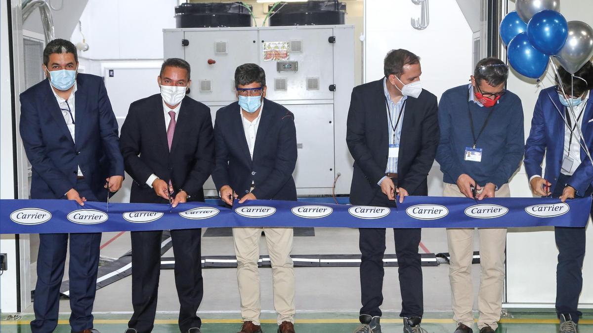 Rafael Llamas, en el centro de la imagen, junto a responsables de Carrier Europa y de la planta de Montilla.