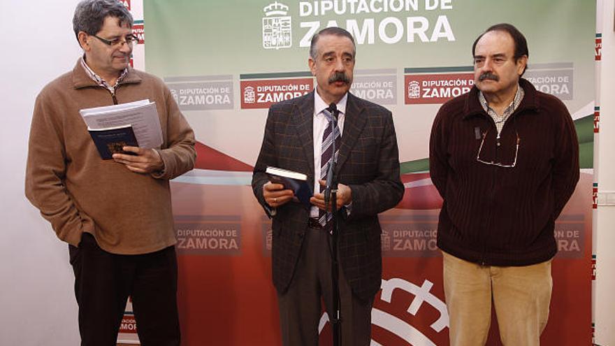 José Manuel Rodríguez, José Luis Bermúdez y Luis González presentan el libro.