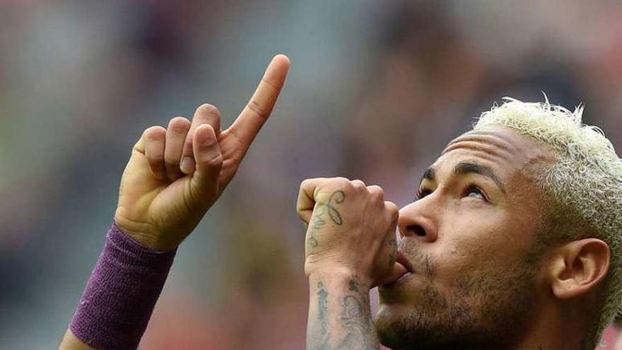 Neymar celebra un gol en Gijón. // Eloy Alonso