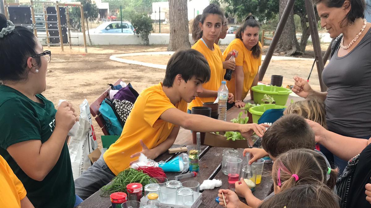 Monitores de tiempo libre junto a niños en un taller.