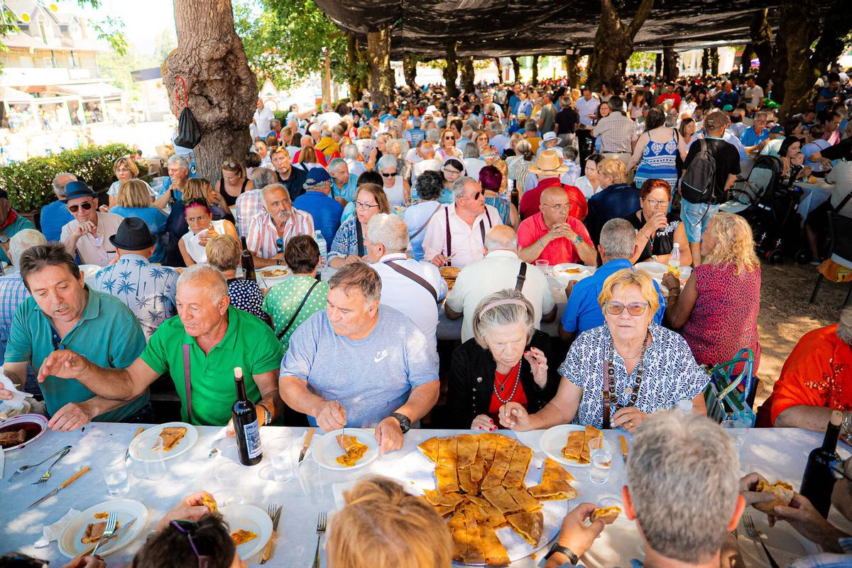 Festa do Carneiro ó Espeto (Moraña). Irán varias fotos, todas las mesas están vendidas desde hace tiempo y se espera un montón de gente. Es en la Carballeira de Santa Lucía, en el centro de Moraña.