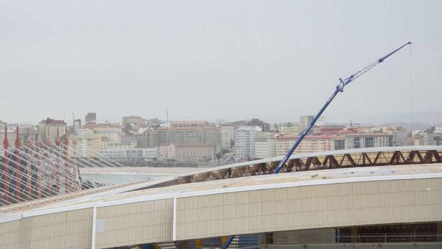 Una grúa hace trabajos desde el interior del estadio de Riazor.