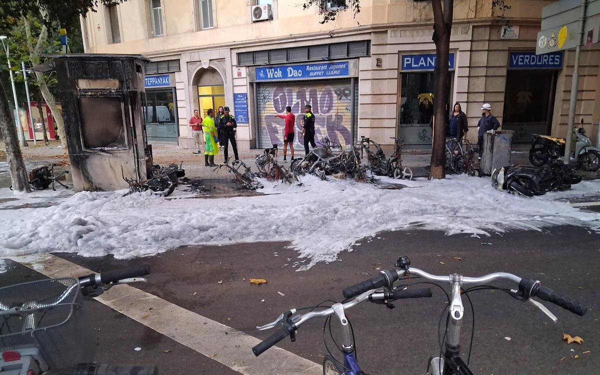 Un incendio calcina varias motos y un quiosco de la ONCE en Villarroel con Ronda Sant Antoni.