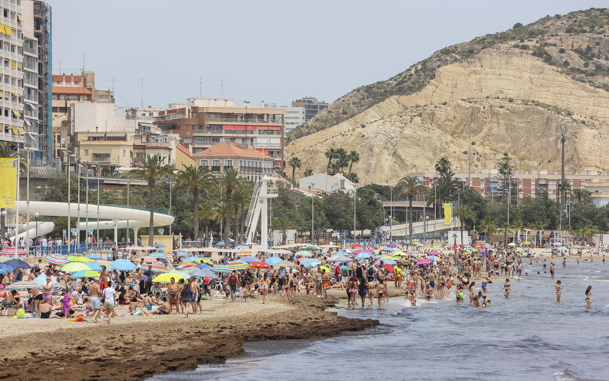 La playa del Postiguet se llena de bañistas