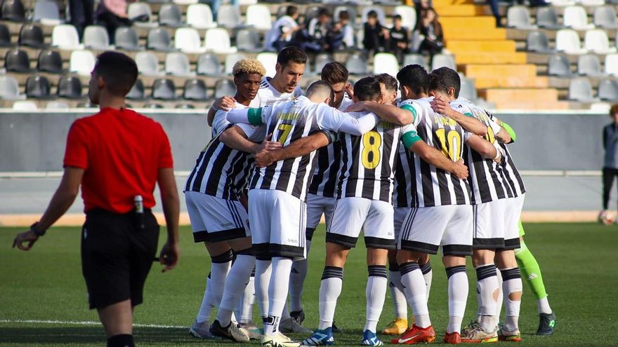 El Badajoz se juega la vida tras una semana esperpéntica