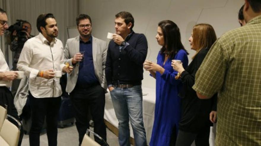 Rivera comparte un desayuno express con su equipo en Madrid