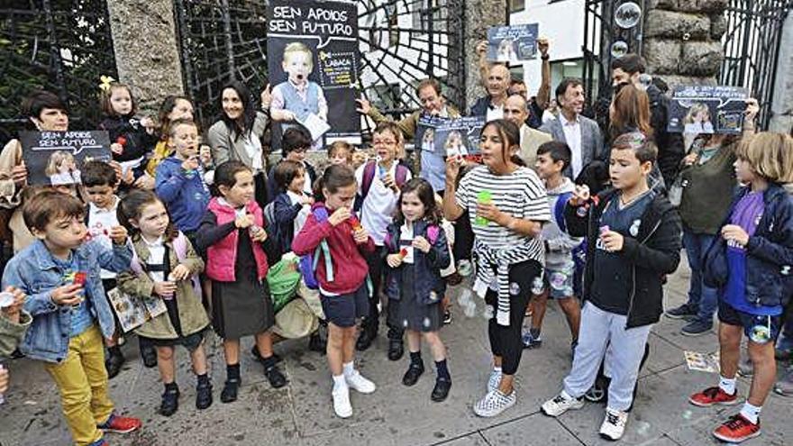 Escolares del colegio Labaca en una concentración por la falta de personal especialista.