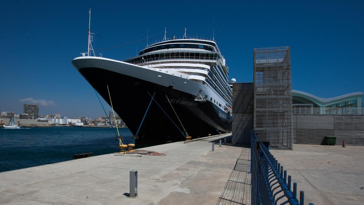 Imagen de la terminal de cruceros de Alicante en el año 2014 en sus primeros meses de funcionamiento.