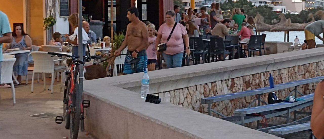 Die Außenbereiche von Restaurants direkt an der Küste in S&#039;Illot auf Mallorca