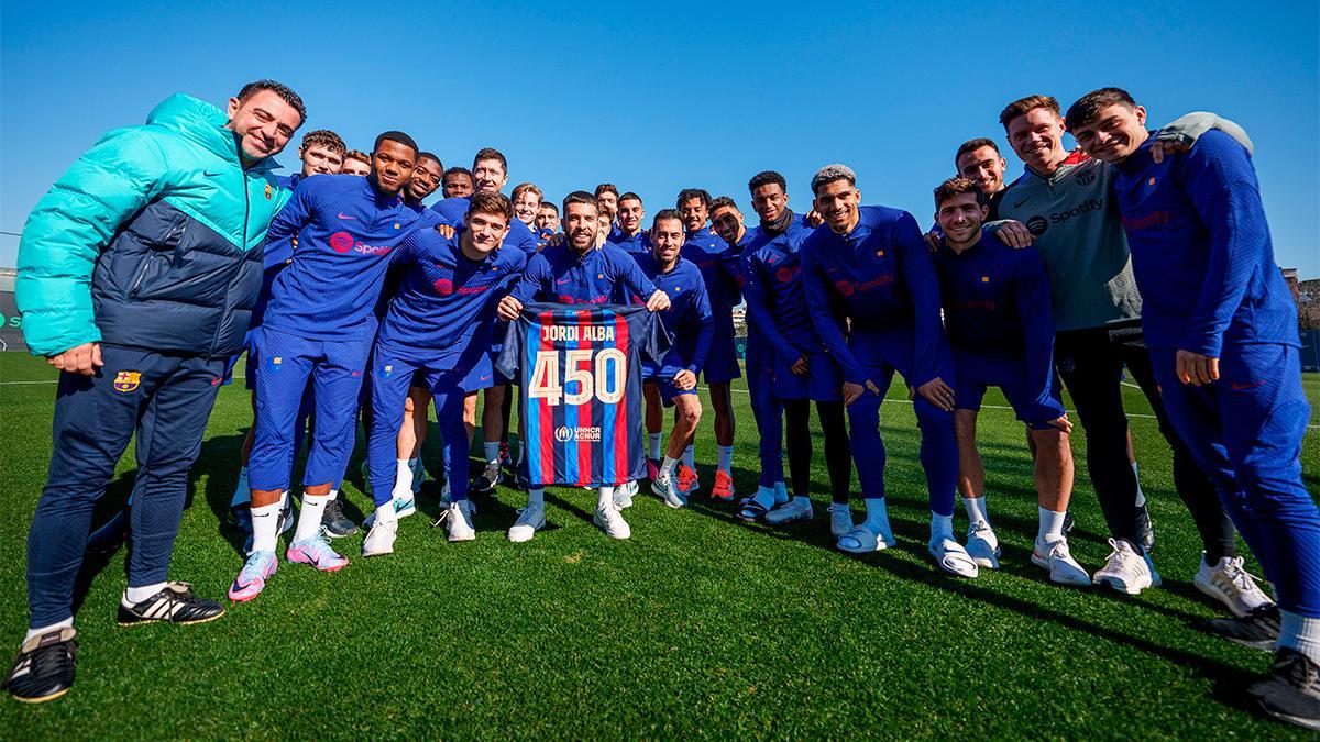 Jordi Alba, felicitado por sus compañeros por sus 450 partidos con el Barça