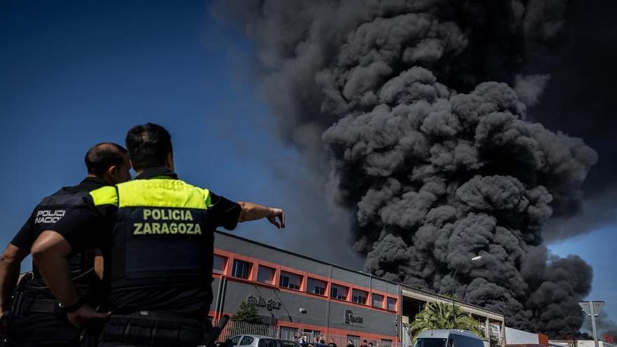 El bazar chino incendiado en Zaragoza, en riesgo de colapso tras arder durante horas y provocar una densa nube de humo