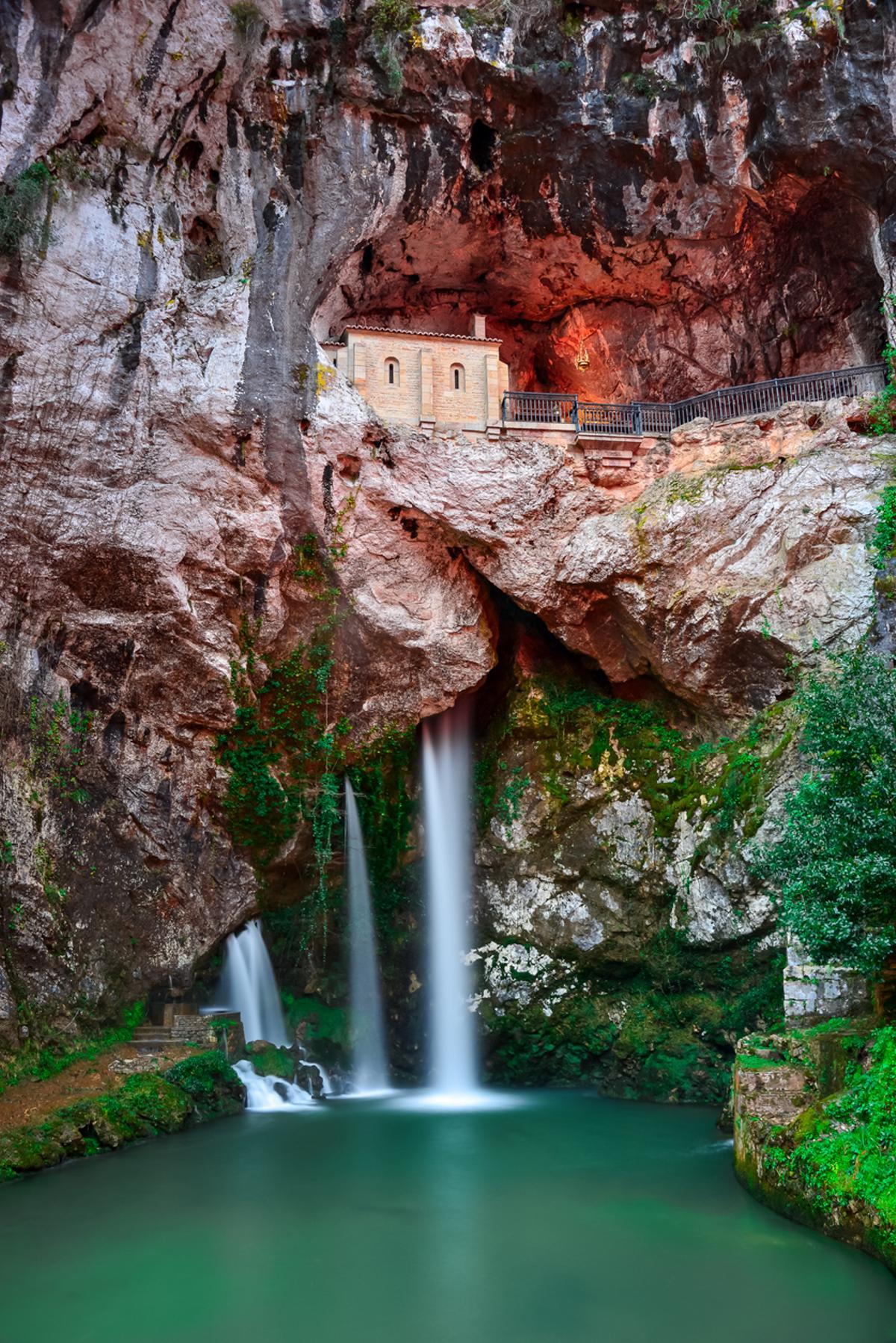Un santuario dentro de una cueva y sobre una cascada.