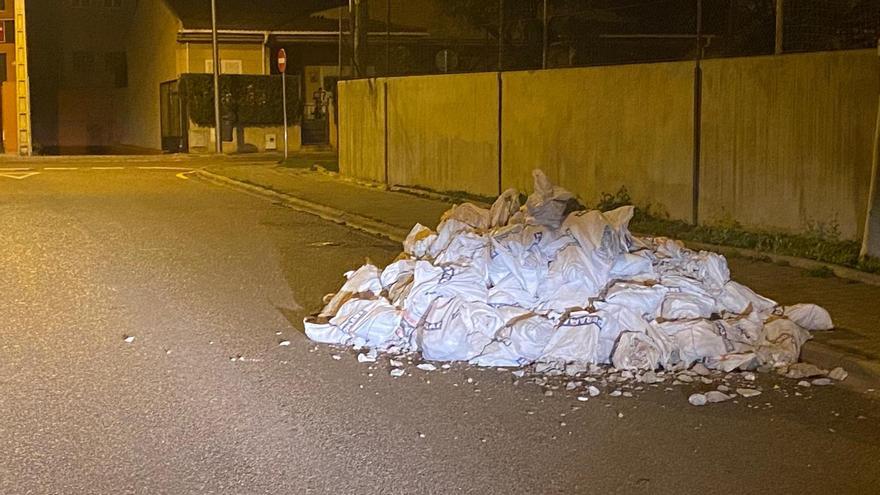 Escombros tirados en Son Cladera a primera hora de la mañana.