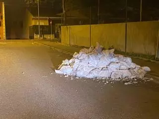 Aparecen más de treinta sacos de escombros amontonados en plena calle en Son Cladera