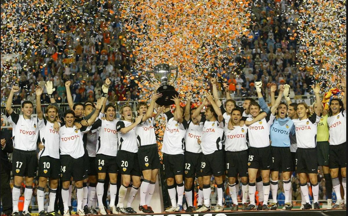 Los jugadores del Valencia CF celebrando el título de liga
