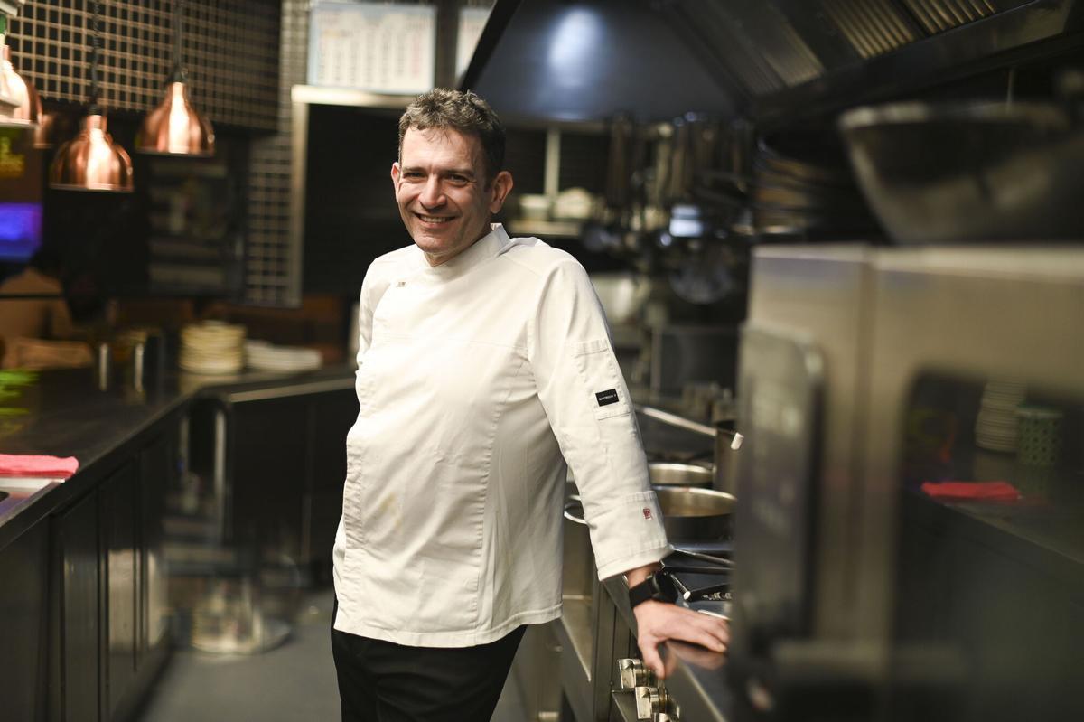 Rubén Marqueta posa en la cocina del restaurante Bulebar Zentro