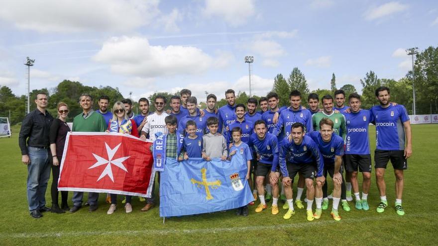 Aficionados de una peña oviedista de Malta, con la plantilla en El Requexón.