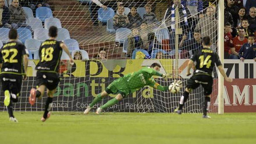 El Real Zaragoza se estanca en un partido caótico