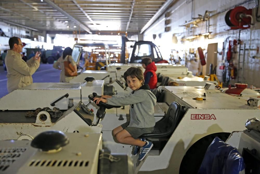 Cientos de personas han subido a bordo del portaeronaves más grande de la Armada española