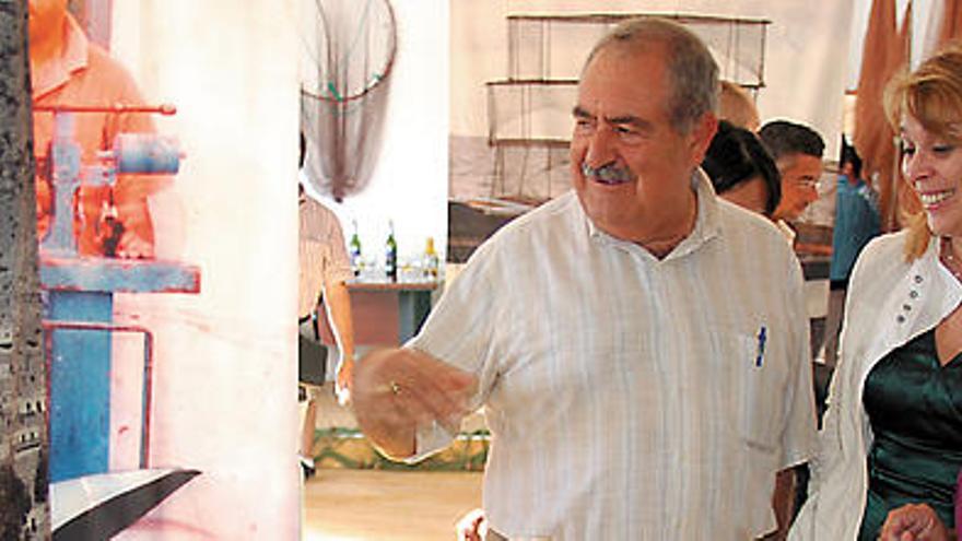Demetrio Suárez e Isabel Guerra observan, ayer, unos paneles en la cofradía de pescadores de Arguineguín.  F. B.
