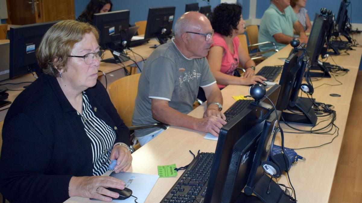 Alumnado en un aula de capacitación digital CeMIT. | FdV