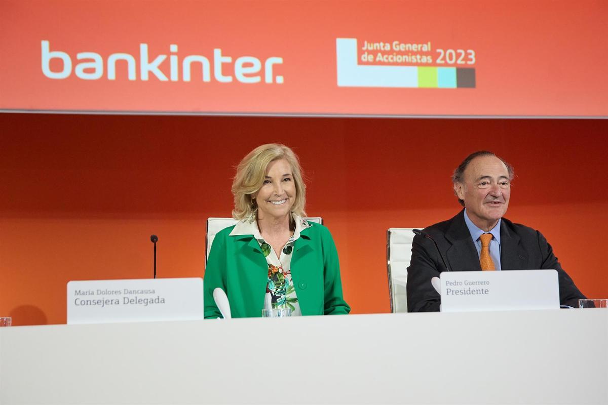 El presidente de Bankinter, Pedro Guerrero, y la consejera delegada de Bankinter, María Dolores Dancausa, durante la Junta general de Accionistas de Bankinter.