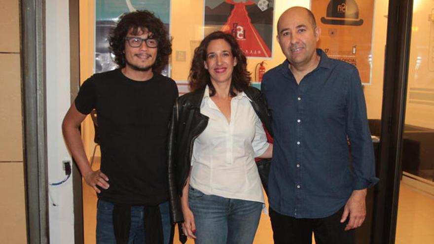 De izquierda a derecha, Óscar Pérez, Beatriz Bodegas e Ismael Curbelo, en la inauguración del Festival Internacional de Cine de Lanzarote, la noche de este jueves en el Teatro El Salinero. LP/DLP