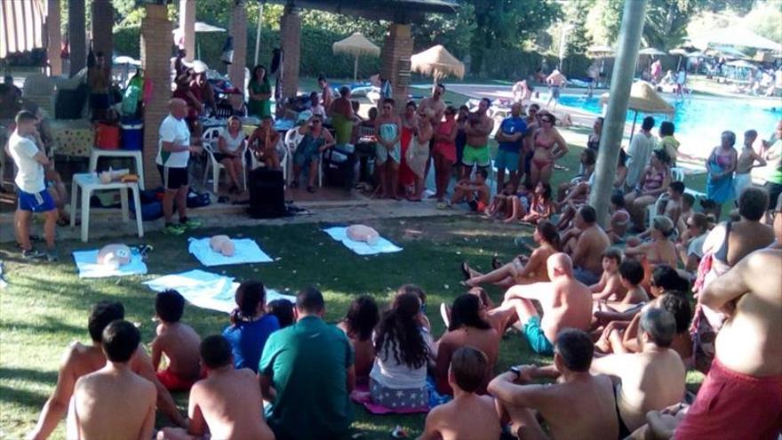 Dos centenares de bañistas aprenden a actuar en situaciones de emergencia