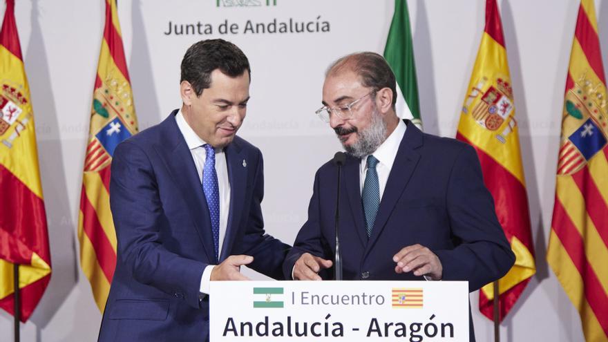 Archivo - El presidente de la Junta de Andalucía, Juanma Moreno, (i) acompaña al presidente de Aragón, Javier Lambán, (d) para atender a los medios de comunicación tras el I Encuentro Andalucía-Aragón en el Palacio de San Telmo, a 6 de octubre de 2022 en