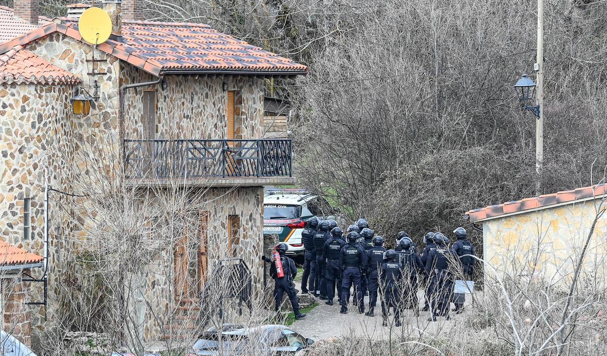Un hombre armado se atrinchera en una vivienda familiar de Villoruebo tras secuestrar a un taxista en Madrid