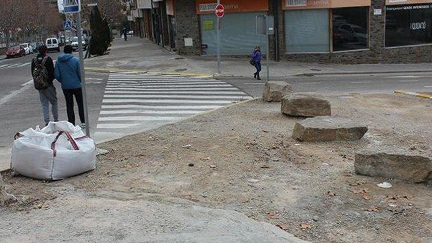 Àrea escolar al carrer Marià Fortuny, ni vorera ni rampa d&#039;accés al pas zebra