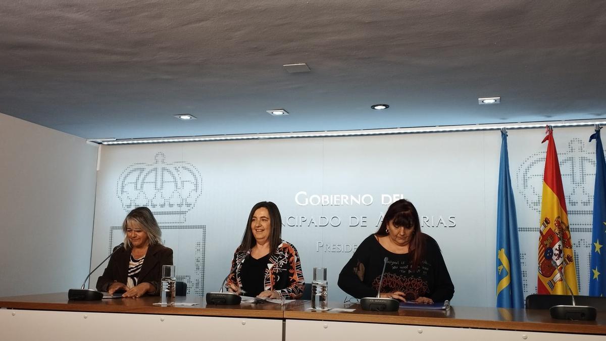 Manuela Suárez, coordinadora contra la violencia de género del Instituto Asturiano de la Mujer, Nuria Varela, Directora General de Igualdad y Victoria Carbajal, directora del centro de crisis para víctimas de agresiones sexuales