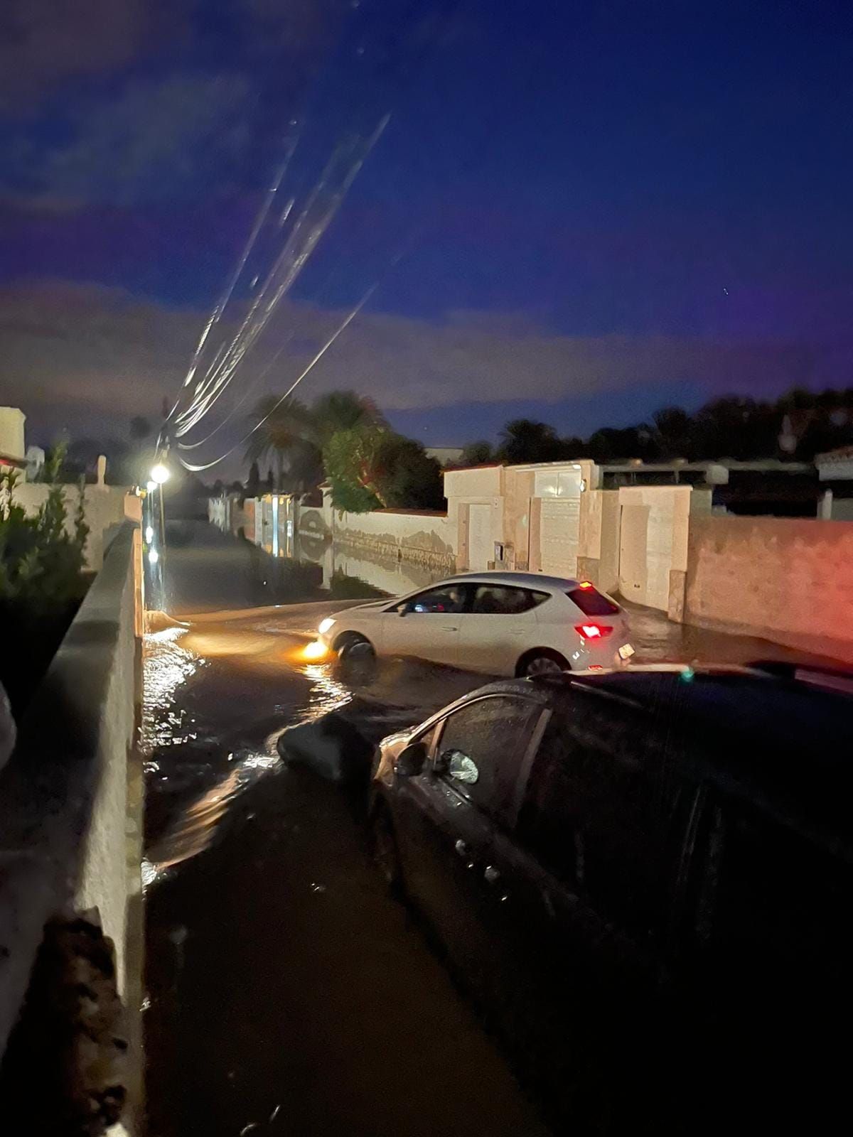 Imagen de la inundación de la calle Pablo Neruda por un vertido de aguas residuales mezcladas con caudal de las lluvias