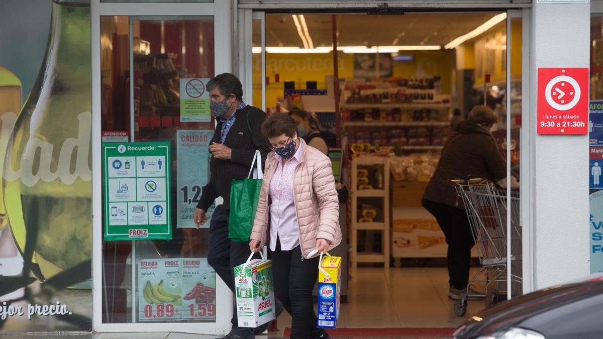 Archivo - Una mujer compra en un supermercado
