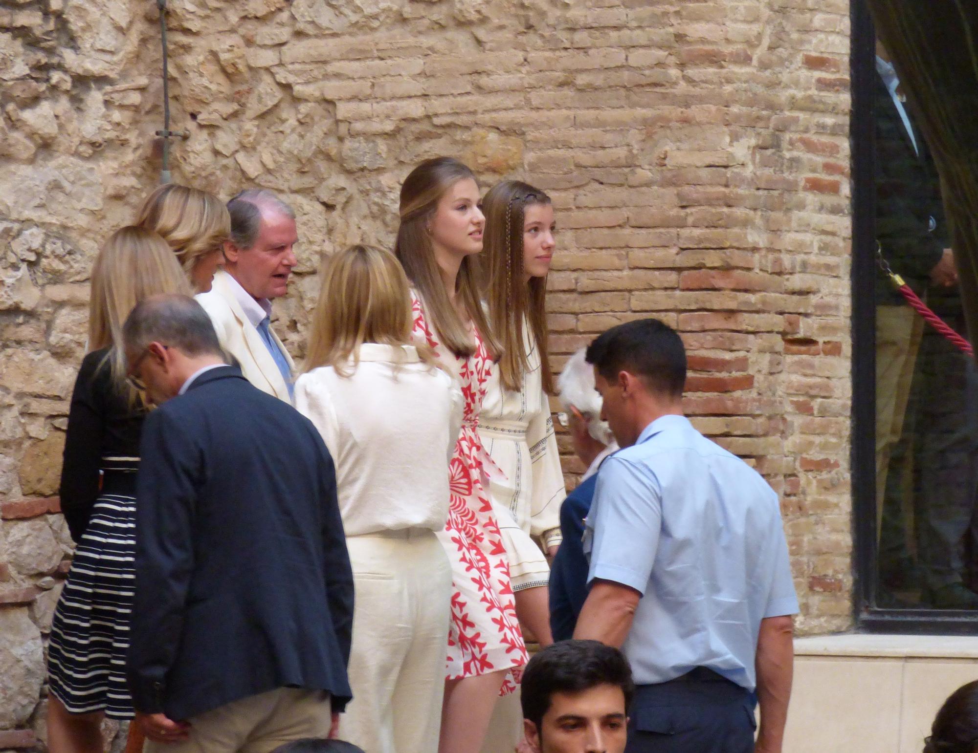 La princesa Elionor i la infanta Sofia rebudes a Figueres amb manifestants favorables i contraris