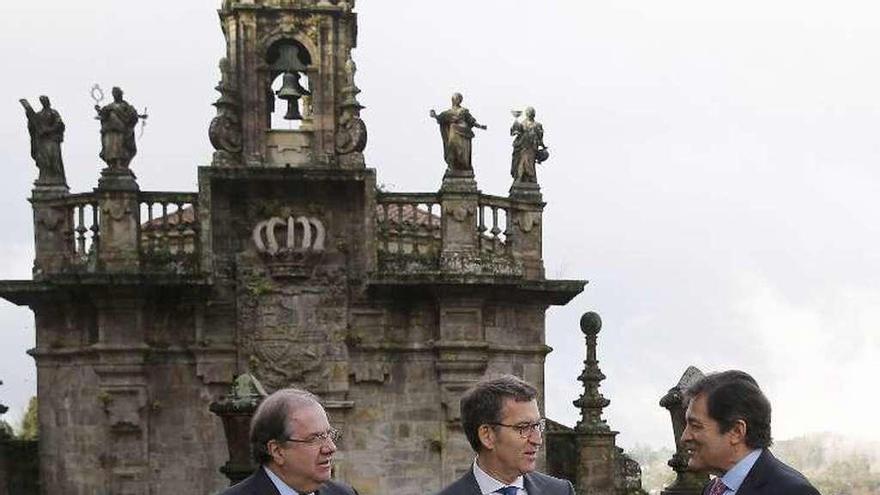 Juan Vicente Herrera, Núñez Feijóo y Javier Fernández, el pasado día 28, en la plaza del Obradoiro de Santiago.  // FdV