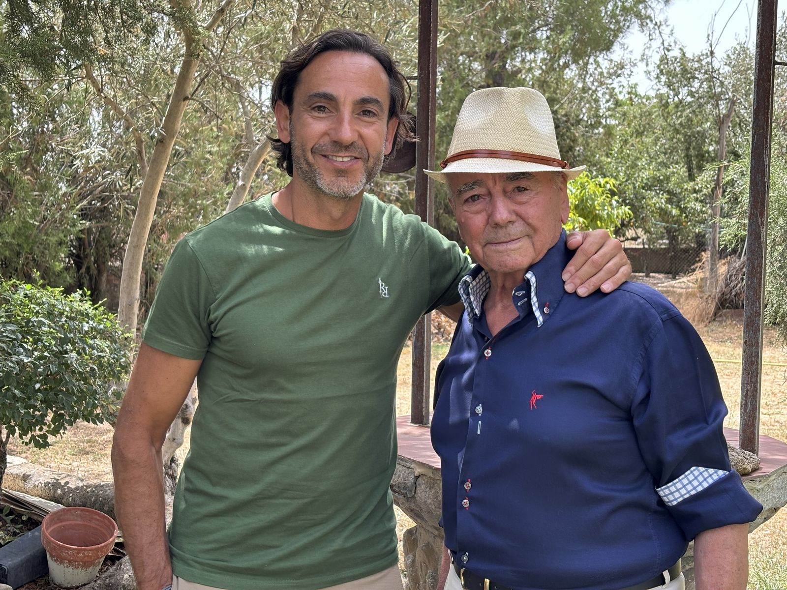 Deominio y David Casas, padre e hijo, posan en Pinilla de Toro.