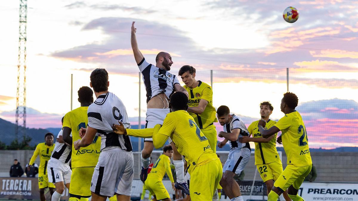 Badal disputa un balón en el aire rodeado de jugadores 'groguets'.