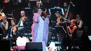 Muchos famosos y éxito absoluto de Isabel Pantoja para celebrar sus 50 años sobre el escenario