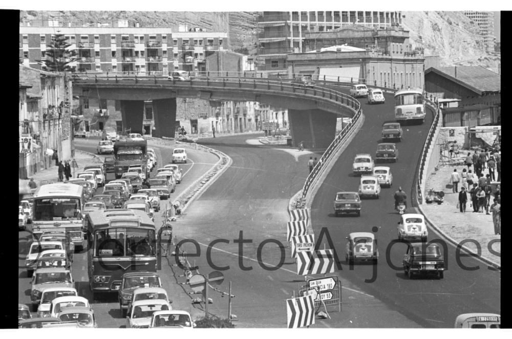 Así era el tráfico en la ciudad de Alicante en los años 60 y 70 en pleno verano