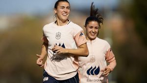 Patri Guijarro y Jana Fernàndez con la selección española