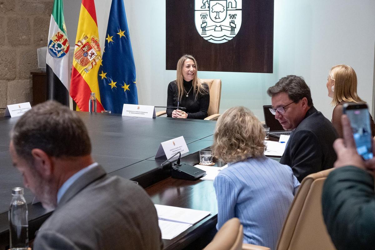 María Guardiola habla con su consejera portavoz, Elena Manzano, en el Consejo de Gobierno celebrado este martes.