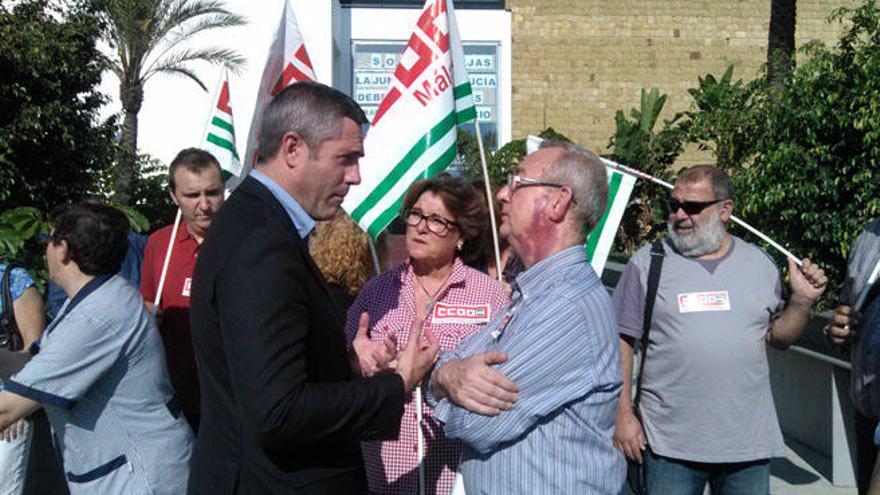 El alcalde de Mijas respaldó la protesta de los trabajadores. En la imagen, Maldonado conversa con Fuentes y Villalba.