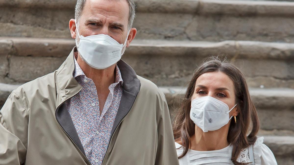 El Rey Felipe y la Reina Letizia, paseando este sábado por la capital de la isla de La Palma