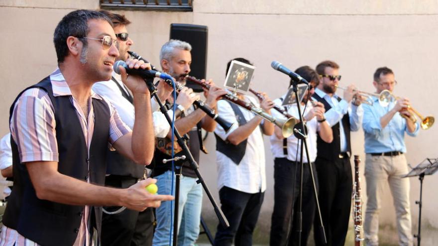 El grup de fanfara catalana &#039;Biflats&#039; fent una actuació durant la presentació del festival