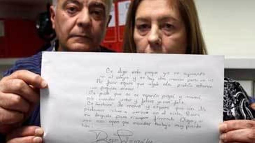 Los padres de Diego, con su carta.