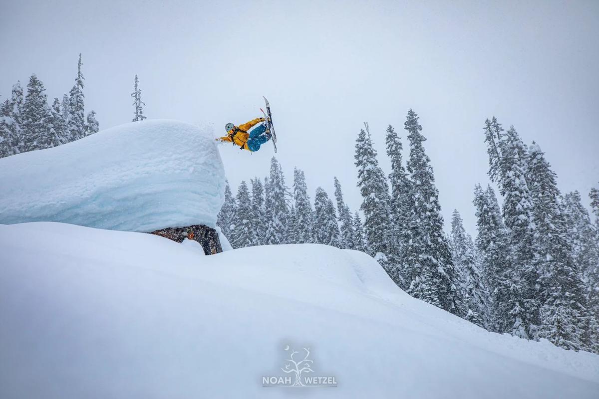 "Alpental Playground": El atleta Conor Pelton realiza un giro de 180 grados mientras practica esquí de travesía en Alpental, Washington