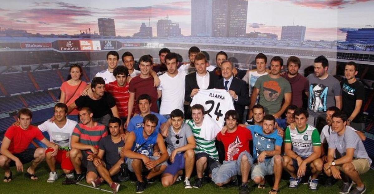 Illarramendi en su presentación del Real Madrid rodeado de amigos
