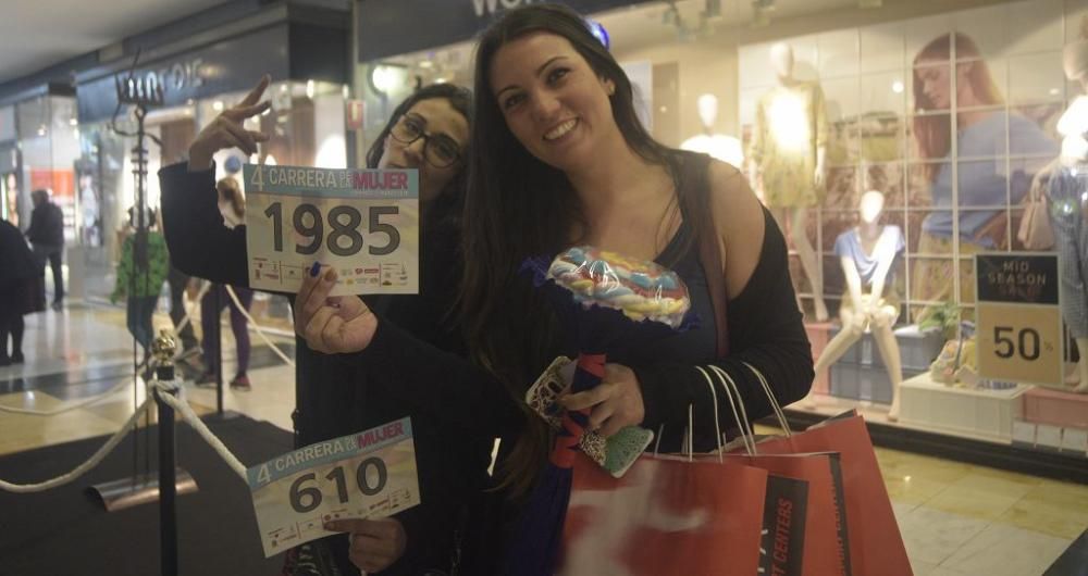 Recogida de dorsales en el Thader para la IV Carrera de la Mujer